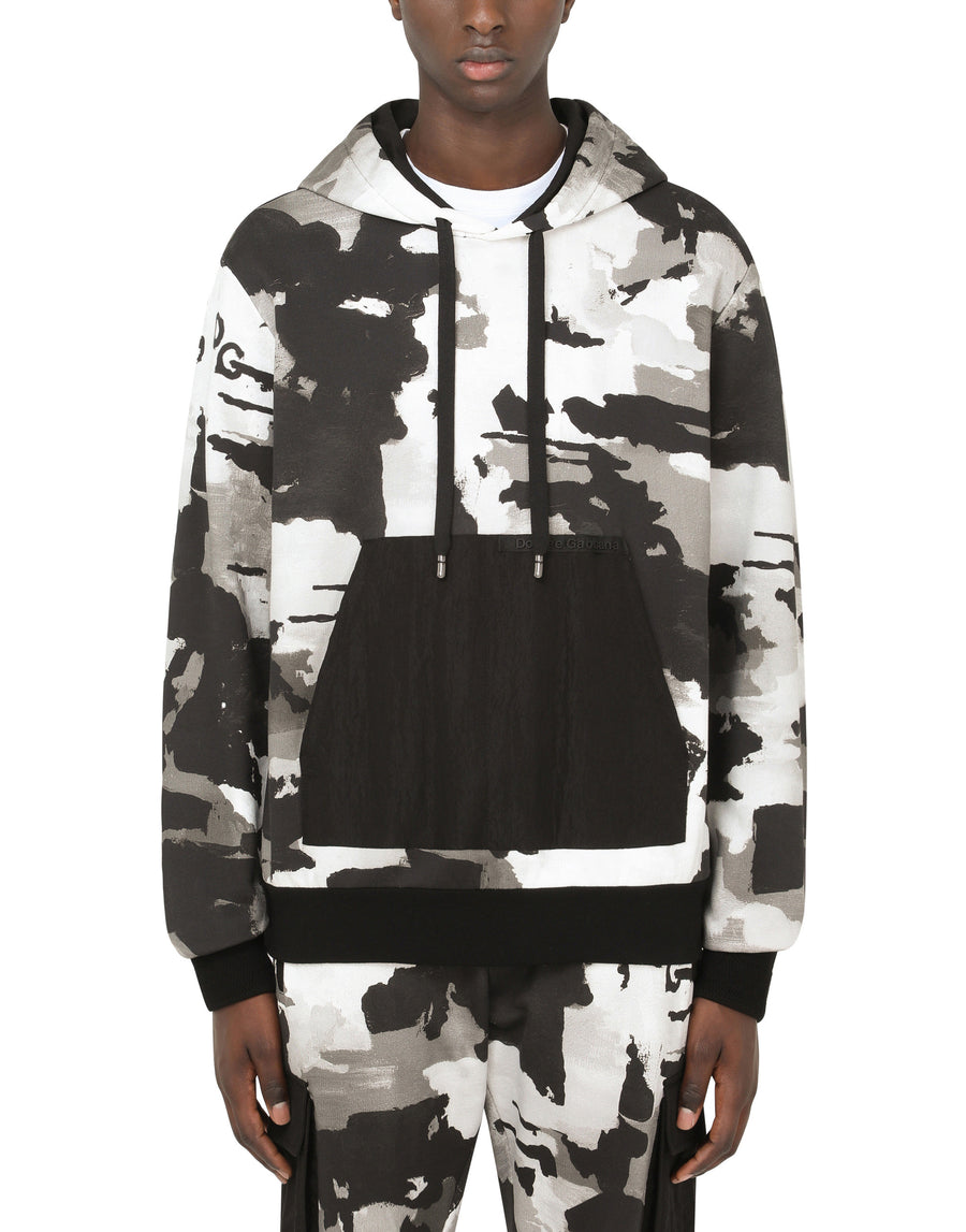 Camouflage-print hoodie with patch