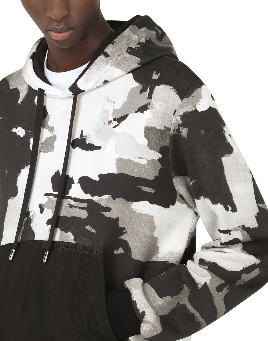 Camouflage-print hoodie with patch