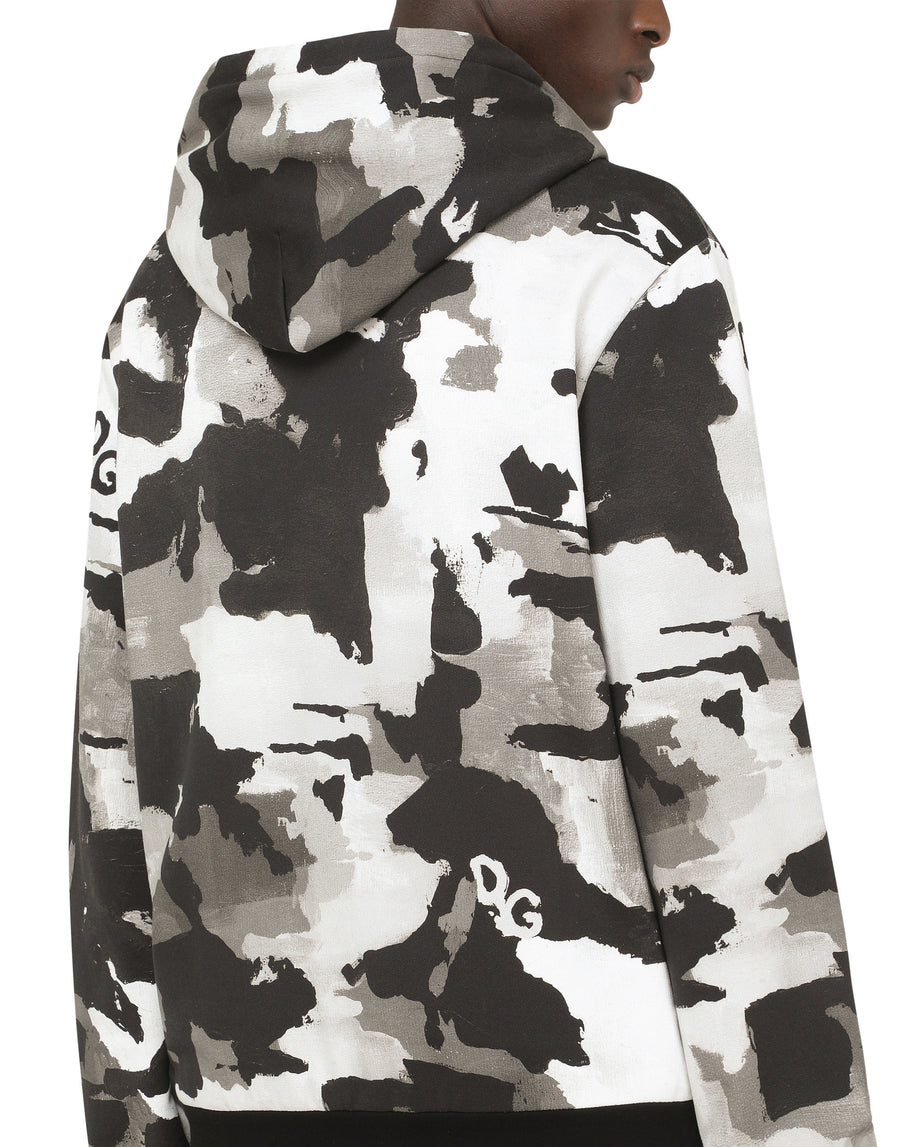 Camouflage-print hoodie with patch